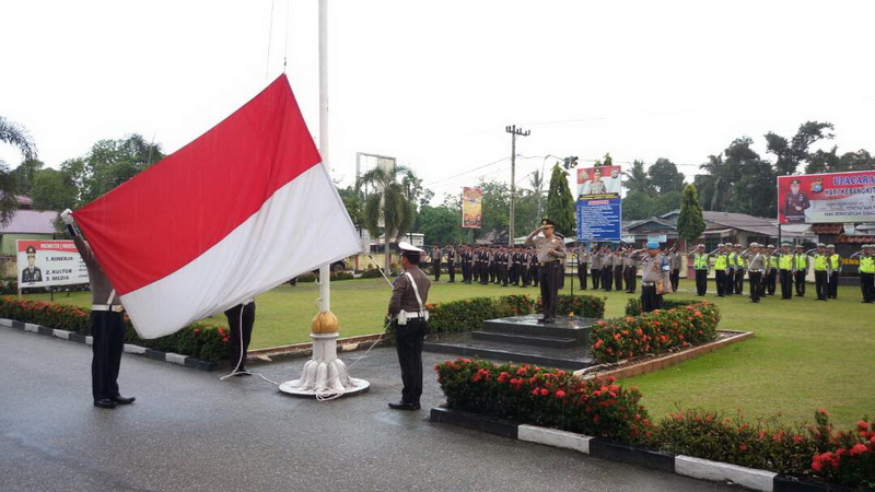 Ditengah Guyuran Hujan, Kapolres Kampar Jadi Irup Upacara Harkitnas Tahun 2017